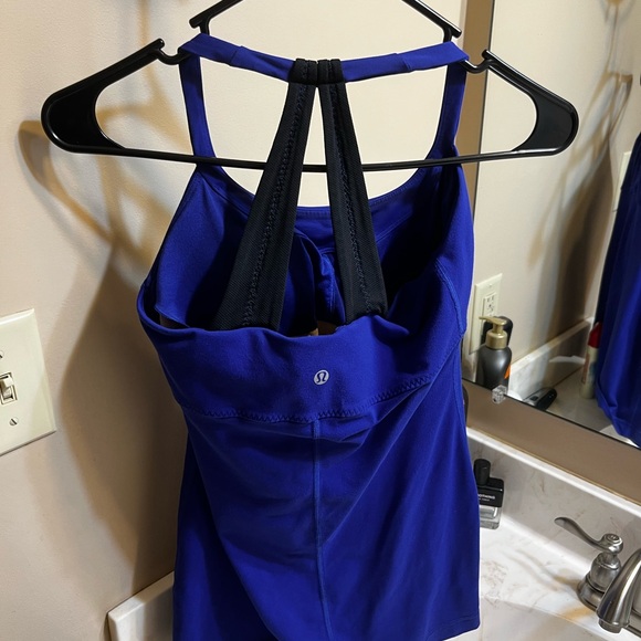Lululemon top with bra - Picture 3 of 3
